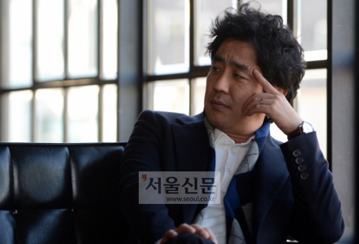 영화 ‘7번방의 선물’로 첫 주연에 도전한 배우 류승룡. 그는 “관객은 냉정하다. 연기가 기대나 예상을 벗어나지 못하면 그것밖에 못한다고 생각을 하게 된다”면서 변신에 도전한 이유를 밝혔다.<br>박지환 기자 popocar@seoul.co.kr