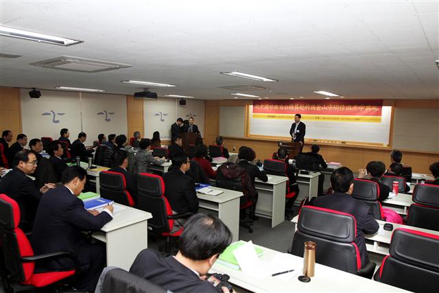 동아대와 부산시는 중국 간쑤성 인민정부 고위공무원 33명을 초청, 내달 2일까지 ‘부산발전전략 교육’을 실시한다. 지난 21일 동아대 승학캠퍼스 산학연구관 311호 세미나실에서 열린 개강식 모습. 동아대 제공 