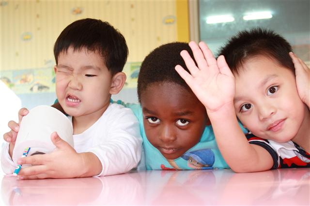 서울 구로구 지구촌국제학교의 다문화 가정 어린이들이 천진난만한 표정을 지으며 놀고 있다. 지구촌국제학교 제공