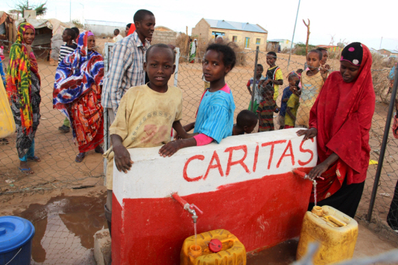 물 부족에 시달리는 아프리카 소말리아 지역 주민들이 한국카리타스로부터 급수 시설을 지원받아 기뻐하고 있다. 한국카리타스 제공