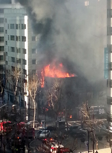 테헤란로 의류매장 화재 25일 오전 서울 강남구 테헤란로의 한 의류매장에서 화재가 발생해 부근이 연기에 휩싸여있다. 연합뉴스