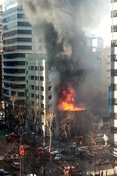 25일 오전 서울 강남구 테헤란로의 한 의류매장에서 화재가 발생해 부근이 연기에 휩싸여있다. 연합뉴스