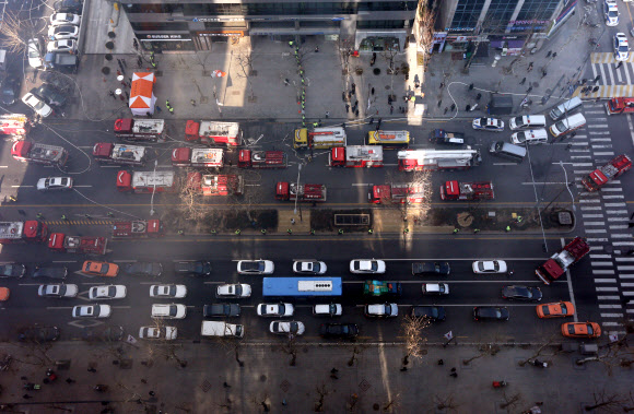 29대의 소방차량이 화재 진압을 위해 건물 앞 테헤란로 5개 차선을 모두 막고 있어 선릉역 방향 테헤란로 교통운행이 전면 통제됐다. 연합뉴스