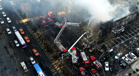 29대의 소방차량이 화재 진압을 위해 건물 앞 테헤란로 5개 차선을 모두 막고 있어 선릉역 방향 테헤란로 교통운행이 전면 통제됐다. 연합뉴스