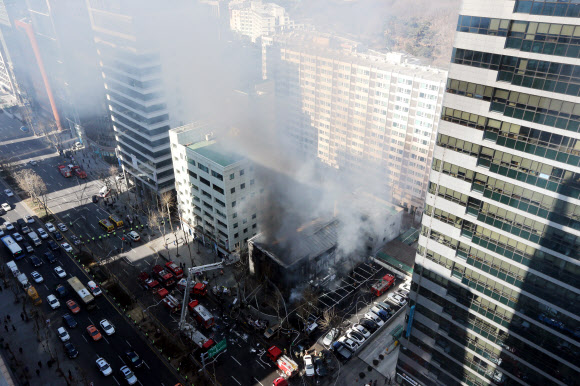 29대의 소방차량이 화재 진압을 위해 건물 앞 테헤란로 5개 차선을 모두 막고 있어 선릉역 방향 테헤란로 교통운행이 전면 통제됐다. 연합뉴스