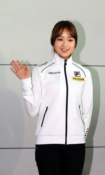 ‘체조 요정’ 손연재가 27일 오전 전지훈련차 러시아로 출국하기 위해 영종도 인천공항에 도착, 인터뷰를 마치고 취재진을 향해 손을 흔들고 있다.   연합뉴스 