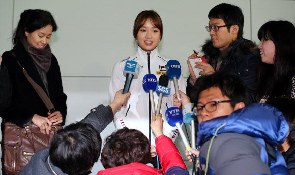 ‘체조 요정’ 손연재가 27일 오전 전지훈련차 러시아로 출국하기 위해 영종도 인천공항에 도착, 취재진의 질문에 답하고 있다. 연합뉴스 