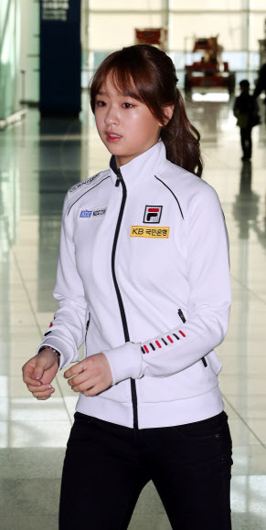 ‘체조 요정’ 손연재가 27일 오전 전지훈련차 러시아로 출국하기 위해 영종도 인천공항으로 들어가고 있다. 연합뉴스