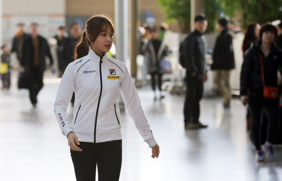 ‘체조 요정’ 손연재가 27일 오전 전지훈련차 러시아로 출국하기 위해 영종도 인천공항으로 들어가고 있다. 연합뉴스