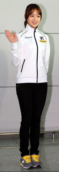 ‘체조 요정’ 손연재가 27일 오전 전지훈련차 러시아로 출국하기 위해 영종도 인천공항에 도착, 인터뷰를 마치고 취재진을 향해 손을 흔들고 있다.   연합뉴스 