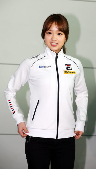 ‘체조 요정’ 손연재가 27일 오전 전지훈련차 러시아로 출국하기 위해 영종도 인천공항에 도착, 인터뷰를 마치고 취재진을 바라보고 있다.  연합뉴스 