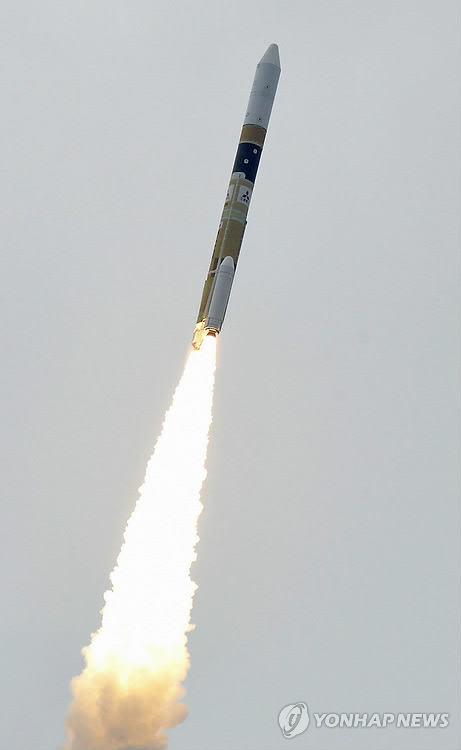 일본 우주항공연구개발기구(JAXA)는 27일 오후 1시40분께 가고시마(鹿兒島)현 다네가시마(種子島) 우주센터에서 정보수집위성(정찰위성) 레이더 4호기와 광학실증기를 실은 H2A 로켓을 발사했다. 이후 2개의 위성은 제 궤도에 안착했다.   일본은 이미 주간 촬영용 광학 위성 2, 3, 4호기와 야간용 레이더 위성 3호기를 운용 중이어서 레이더 4호기를 합치면 주·야간 5기 체제를 갖추게 된다. 일본은 주·야간 2기씩 4기가 있으면 지구상 어떤 장소든 하루에 한번 이상 촬영할 수 있다고 기대하고 있다. 사진은 오후 1시40분께 다네가시마 우주센터에서 발사된 H2A 로켓.  연합뉴스