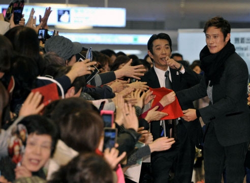 이병헌이 영화 ‘광해, 왕이 된 남자’ 프로모션을 위해 28일 도착한 일본 하네다 공항에 현지 팬들이 대거 몰렸다. 제공BH엔터테인먼트