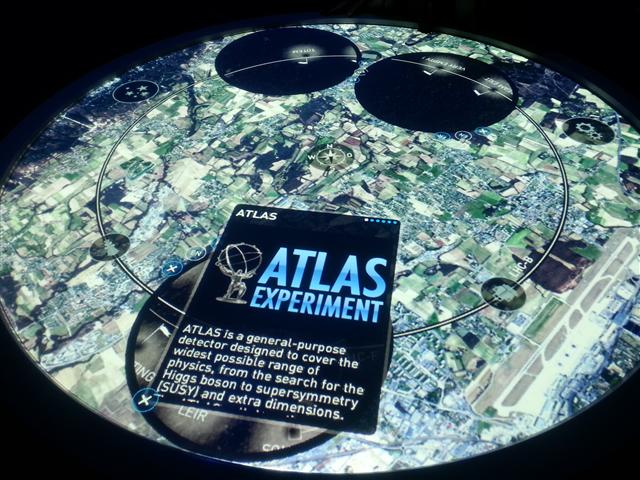 유럽입자물리연구소(CERN)의 전시관인 ‘더 글로브’ 내 거대강입자가속기(LHC) 안내 모니터가 4대의 검출기 중 하나인 ‘ATLAS’를 소개하고 있다.