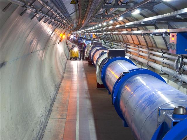 스위스와 프랑스 국경지대 지하 50~100m에 27㎞에 걸쳐 이어진 CERN LHC의 내부 모습.