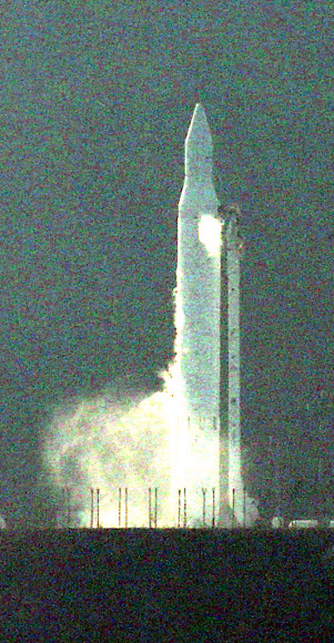 한국 최초의 우주발사체 나로호(KSLV-1)가 30일 오후 전남 고흥군 외나로도 나로우주센터에서 발사되고 있다.  연합뉴스