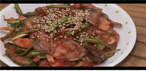 충남 태안군 천수만에서 수확한 ‘바다의 노다지’ 새조개 무침 요리. KBS 제공