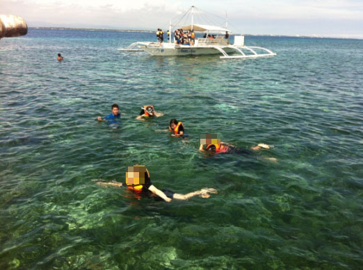 학생들이 필리핀 세부 마리바고 해변가에서 스노클링을 즐기고 있다. 배경헌 기자 baenim@seoul.co.kr 