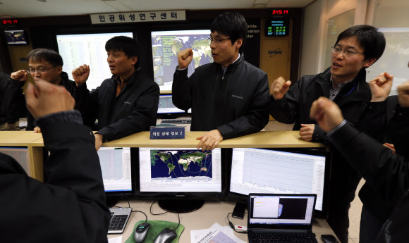 대전 카이스트 인공위성센터 관계자들이 31일 나로과학위성과 교신에 성공하고 나서 환호하고 있다.  연합뉴스
