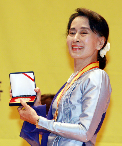 미얀마 민주화운동 지도자인 아웅산 수치 여사가 31일 광주 서구 치평동 김대중컨벤션센터에서 광주인권상을 받아 기념 촬영을 하고 있다.  광주 연합뉴스