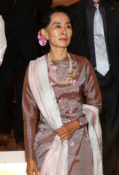 미얀마 민주화운동의 지도자인 아웅산 수치 여사가 31일 오후 서울 중구 소공동의 한 호텔에서 한류스타들과 만찬에 참석하고 있다. 연합뉴스
