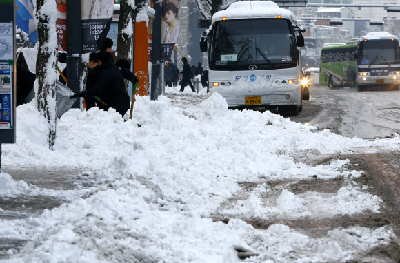 서울에 16cm의 폭설이 쏟아지는 등 중부지방에 많은 눈이 내린 4일 광화문 거리에서 관계자들이 제설작업을 하고  있다. 연합뉴스