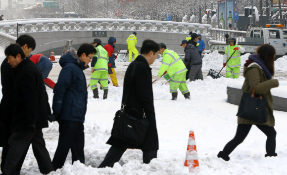 서울에 16cm의 폭설이 쏟아지는 등 중부지방에 많은 눈이 내린 4일 청계광장 앞으로  시민들이 출근을 하고 있다.  연합뉴스
