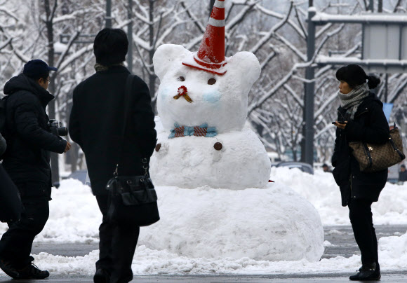 서울에 16cm의 폭설이 쏟아지는 등 중부지방에 많은 눈이 내린 4일 광화문 광장 세종대왕 동상 앞에  쥐 모양의 눈사람이 만들어져 있다.   연합뉴스