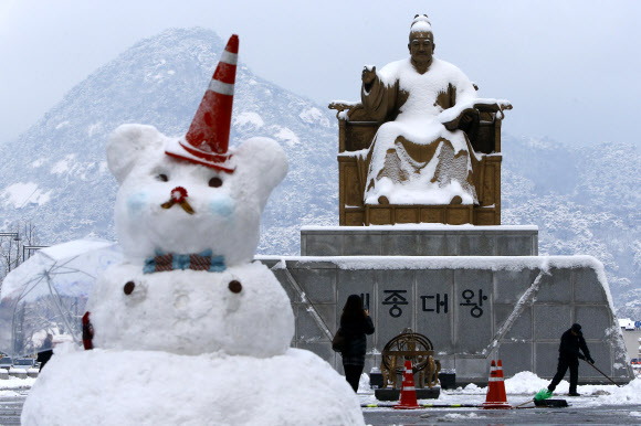 서울에 16cm의 폭설이 쏟아지는 등 중부지방에 많은 눈이 내린 4일 광화문 광장 세종대왕 동상 앞에  쥐 모양의 눈사람이 만들어져 있다. 연합뉴스