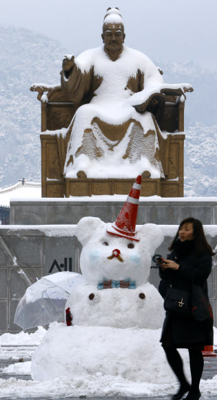서울에 16cm의 폭설이 쏟아지는 등 중부지방에 많은 눈이 내린 4일 광화문 세종대왕 동상 뒤 북악산이 눈으로 덮여 있다. 연합뉴스