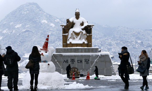서울에 16cm의 폭설이 쏟아지는 등 중부지방에 많은 눈이 내린 4일 광화문 거리에서 시민들이 출근을 하고 있다. 연합뉴스
