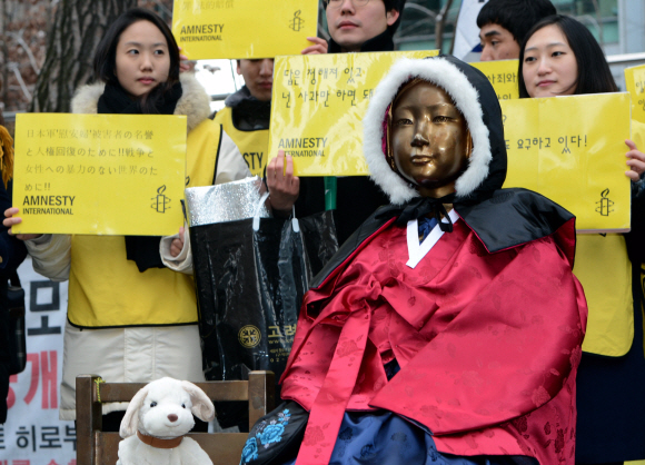 6일 오후 서울 종로구 중학동 주한일본대사관 앞에서 제1060차 일본군 위안부 문제 해결을 위한 수요 정기집회가 열리고 있는 가운데 소녀상에 이영희(77) 디자이너가 만든 한복이 입혀져 있다. 박지환 기자 popocar@seoul.co.kr
