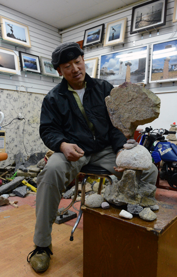 변남석(51)씨가 성남시에 있는 자신의 작업실에서 돌 쌓기 시범을 보이고 있다.