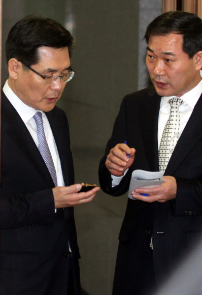 12일 북한의 제3차 핵실험으로 볼 수 있는 규모의 인공지진이 관측됐다. 이날 국방부에서 김민석 대변인(왼쪽)이 폭발력 수정을 위한 재 브리핑을 준비하고 있다. 애초 추정치 10kt보다 적은 “TNT 6~7킬로톤 규모”로 발표했다.  연합뉴스