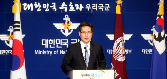 12일 북한의 제3차 핵실험으로 볼 수 있는 규모 5.0의 인공지진이 관측됐다. 이날 국방부에서 김민석 대변인이 이와 관련한 브리핑을 하고 있다. 연합뉴스