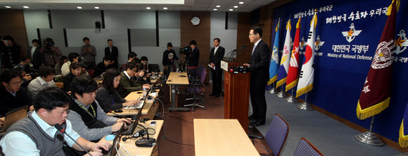 12일 북한의 제3차 핵실험으로 볼 수 있는 규모 5.0의 인공지진이 관측됐다. 이날 국방부에서 김민석 대변인이 이와 관련한 브리핑을 하고 있다.  연합뉴스