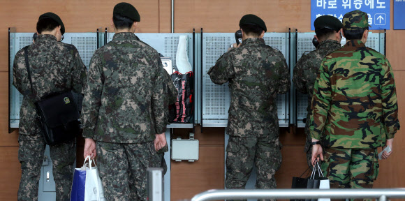 정부는 12일 오전 북한 함경북도 길주군에서 규모 5.1의 인공지진이 관측된 것과 관련해 북한이 제3차 핵실험을 강행했을 것으로 잠정 결론을 내린 것으로 알려졌다. 12일 서울역에서 군장병들이 공중전화를 이용하고 있다. 연합뉴스