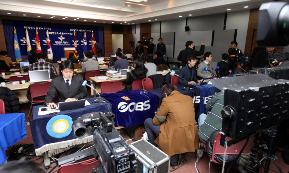 12일 북한의 제3차 핵실험으로 볼 수 있는 인공지진이 관측됐다. 정부는 이날 오전 북한 함경북도 길주군에서 규모 5.1의 인공지진이 관측된 것과 관련해 이 같은 잠정 결론을 내린 것으로 알려졌다. 사진은 이날 국방부 브리핑실 모습.  연합뉴스