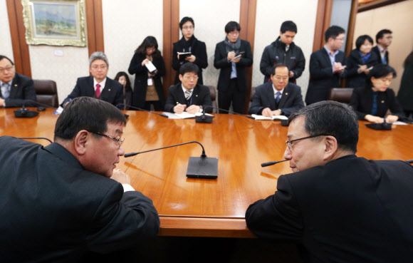 북한이 3차 핵실험을 강행한 것으로 알려진 12일 서울 중구 소공동 한국은행에서 열린 북한 핵실험 관련 통화금융대책 긴급 점검회의에서 박원식 한국은행 부총재(왼쪽), 김종화 부총재보 등 참석자들이 대처방안에 대해 논의하고 있다.   연합뉴스