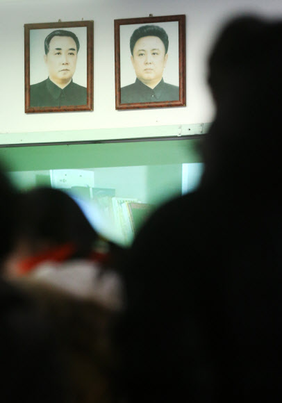 북한이 3차 핵실험을 강행한 것으로 추정되는 가운데 12일 경기도 파주시 오두산 통일전망대에서 관광객이 북한 김일성, 김정일 부자의 초상화를 바라보고 있다.  연합뉴스