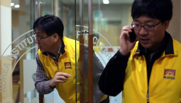 북한이 12일 3차 핵실험을 강행한 가운데 대기 중의 방사선 물질을 감시하는 원자력안전기술원 연구원들이 분주히 움직이고 있다.  연합뉴스