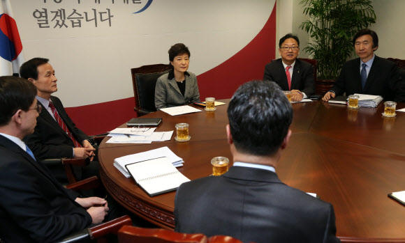 박근혜 대통령 당선인이 12일 오후 서울 통의동 금융감독원 연수원 내 집무실에서 김장수 청와대 국가안보실장 내정자 겸 인수위 외교국방통일분과 간사와 윤병세 인수위원 등으로부터 북한의 3차 핵실험 강행과 관련 긴급보고를 받고 있다.  연합뉴스