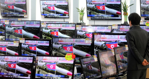 북한이 3차 핵실험을 강행한 12일 서울 용산 전자상가에서 시민이 TV뉴스특보를 통해 관련 뉴스를 시청하고 있다.  연합뉴스