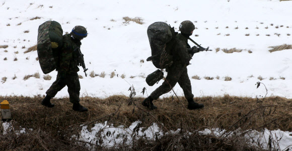 북한이 3차 핵실험을 강행한 가운데 12일 경기북부 접경지역에서 장병이 줄지어 이동하고 있다.  연합뉴스