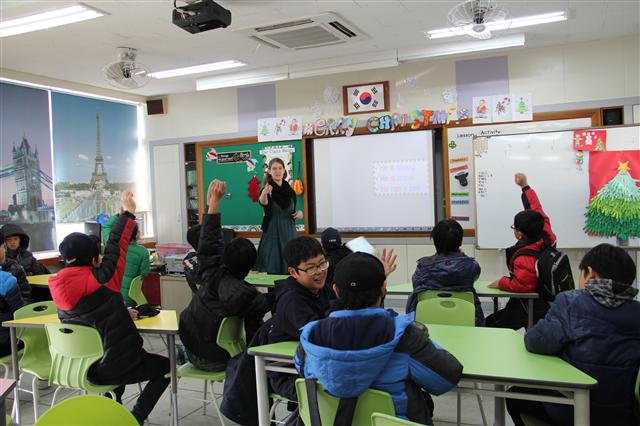 외국어 교육 중심 행복학교인 가창초등학교에서 원어민 교사가 학생들에게 영어를 가르치고 있다. 가창초등학교 제공