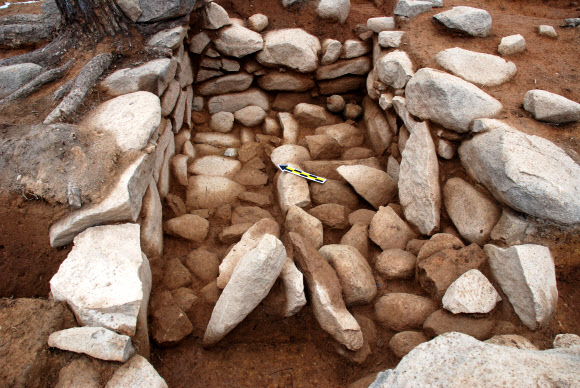 전남 신안군 신의면 상태도라는 섬에서 6-7세기 무렵 백제시대 대규모 공동묘지가 확인됐다. 사진은 마한문화재연구원이 조사한 이 고분군 A-4호분 석실 조사과정.  마한문화재연구원 제공