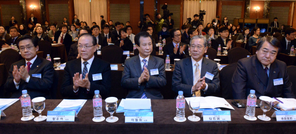 14일 서울신문과 도쿄신문 공동 주최로 서울 소공동 롯데호텔에서 열린 ‘2013 한일 미래의 길을 묻는다’ 국제포럼에서 이철휘 서울신문사장(왼쪽세번째)와 센코쿠 마코토 도쿄신문사장 (왼쪽 네번째) 등 참석자들이 개회식에서 박수를 치고 있다. 이종원 선임기자 jongwon@seoul.co.kr