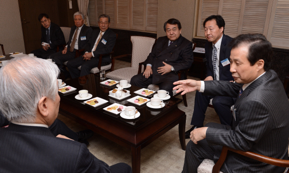 14일 서울신문과 도쿄신문 공동 주최로 서울 소공동 롯데호텔에서 열린 ‘2013 한일 미래의 길을 묻는다’ 국제포럼에 앞서 이철휘 서울신문 사장등 참석자들이 환담을 나누고 있다. 이종원 선임기자 jongwon@seoul.co.kr