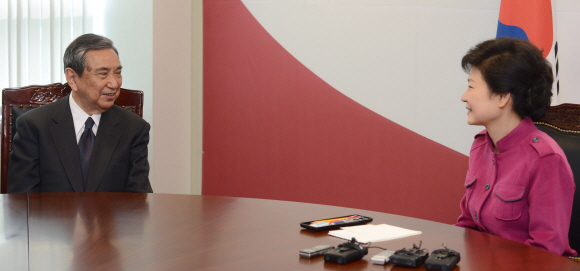 통의동 당선인 집무실에서 박근혜 당선인이 고노 요헤이 전 일본 관방장관을 접견하고 있다. 안주영 기자 jya@seoul.co.kr