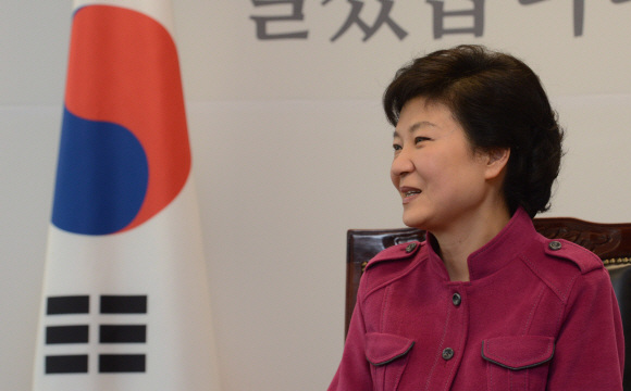 통의동 당선인 집무실에서 박근혜 당선인이 고노 요헤이 전 일본 관방장관을 접견하고 있다. 안주영 기자 jya@seoul.co.kr